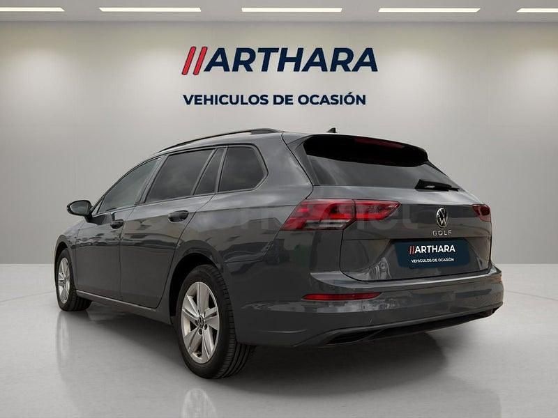 Usado VW Golf VIII Life 115 CV (84 kW) 2021 Gris / plata Familiar