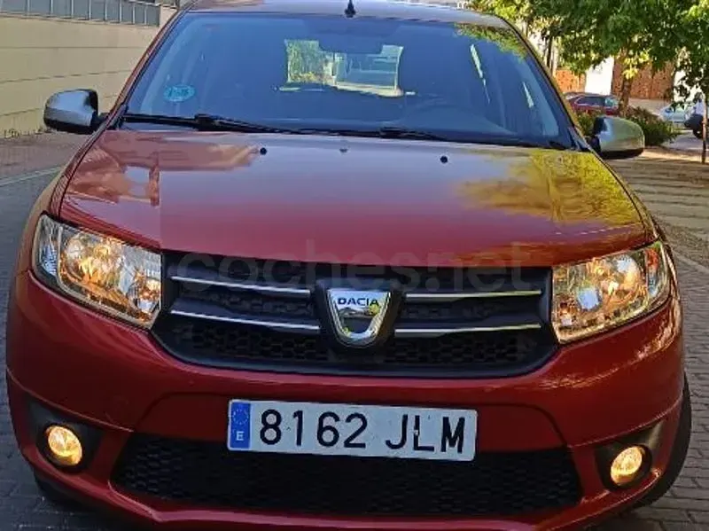 Usado Dacia Sandero Lauréate 90 CV (66 kW) 2016 Granate Berlina
