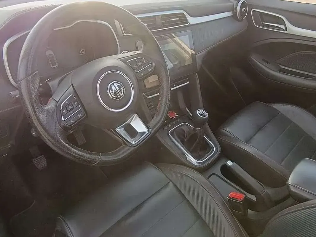 Usado MG ZS Luxury 111 CV (81 kW) 2023 Gris SUV