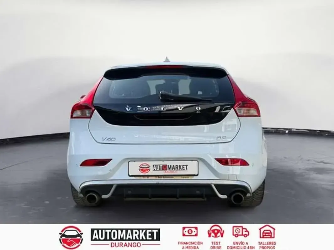 Usado Volvo V40 R-Design Kinetic 115 CV (84 kW) 2015 Blanco Utilitario