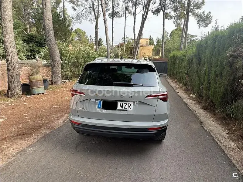 Usado Skoda Karoq Selection 150 CV (110 kW) 2025 Gris / plata SUV