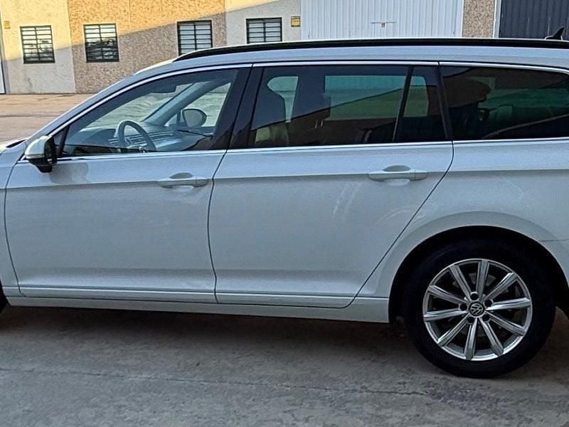 Usado VW Passat Advance 150 CV (110 kW) 2017 Blanco Familiar