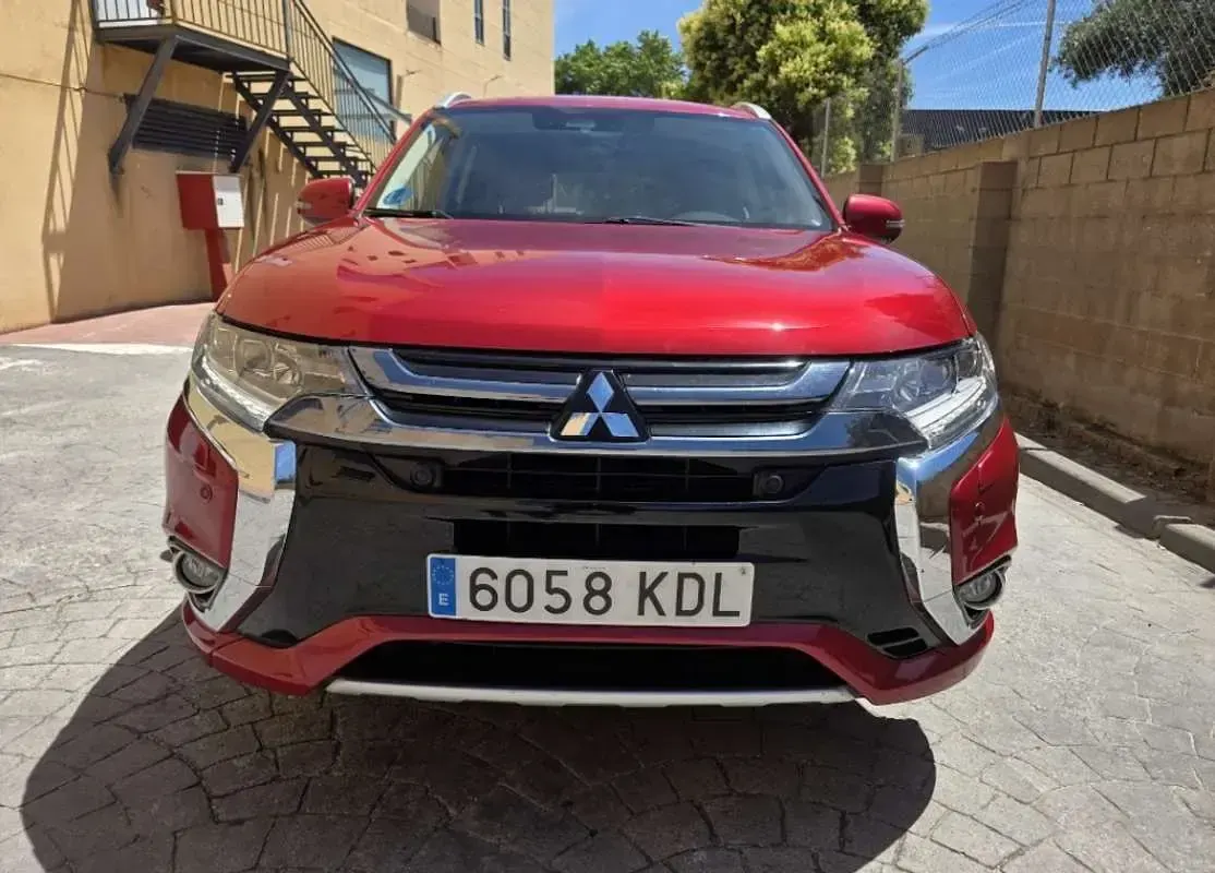 Usado Mitsubishi Outlander P-HEV 203 CV (149 kW) 2017 Rojo SUV