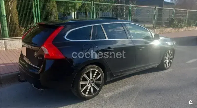 Usado Volvo V60 285 CV (209 kW) 2015 Negro Familiar