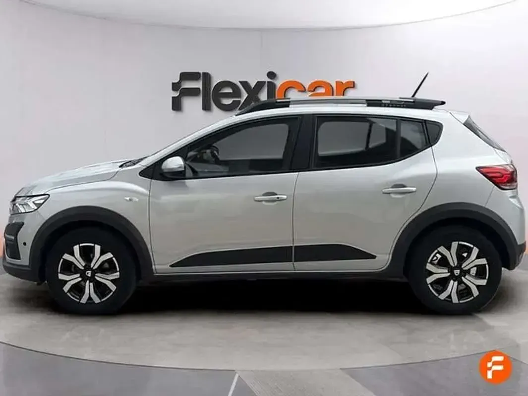 Usado Dacia Sandero Comfort 91 CV (66 kW) 2021 Gris Utilitario