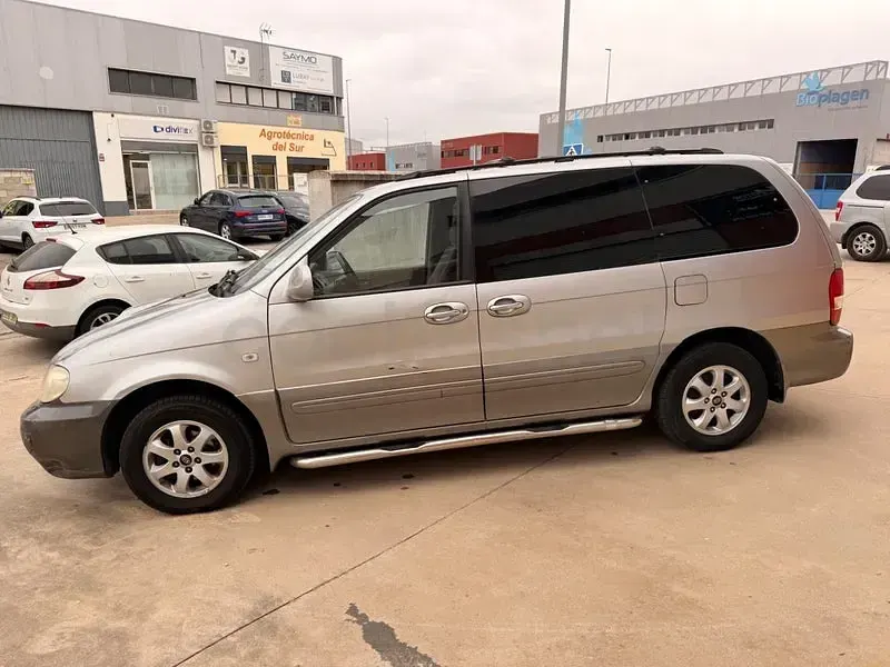 Usado Kia Carnival 185 CV (136 kW) 2007 Gris / plata Monovolumen