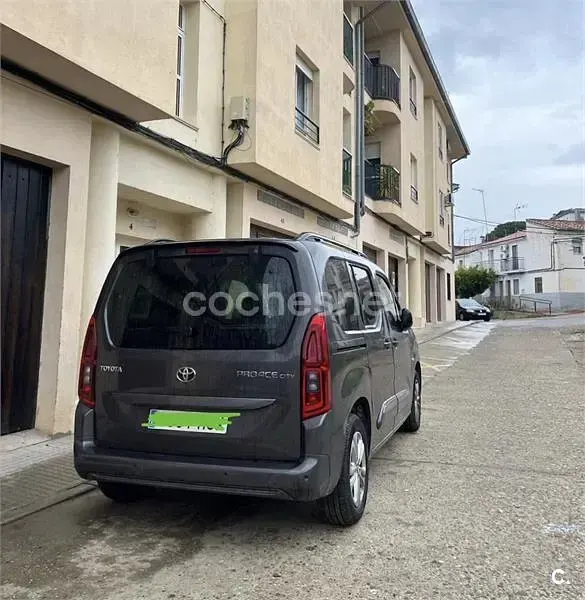 Usado Toyota Proace Verso Active 131 CV (96 kW) 2023 Gris / plata Familiar