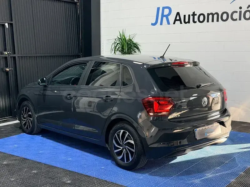 Usado VW Polo Advance 75 CV (55 kW) 2018 Gris / plata Utilitario
