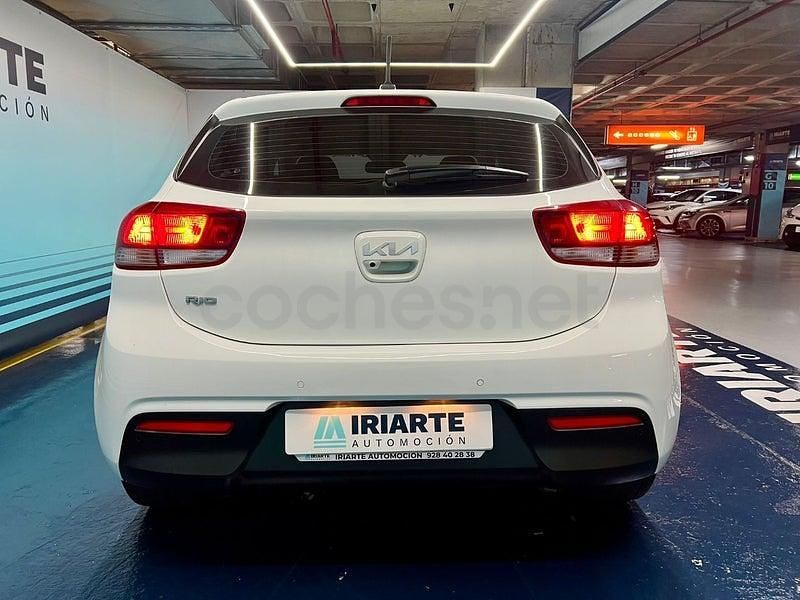 Usado Kia Rio 84 CV (61 kW) 2022 Blanco Berlina