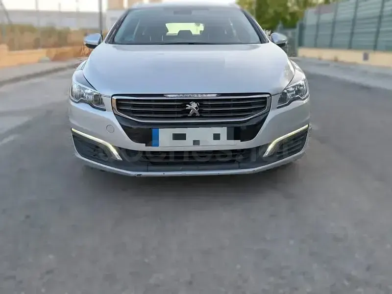 Usado Peugeot 508 Active 120 CV (88 kW) 2018 Gris / plata Berlina