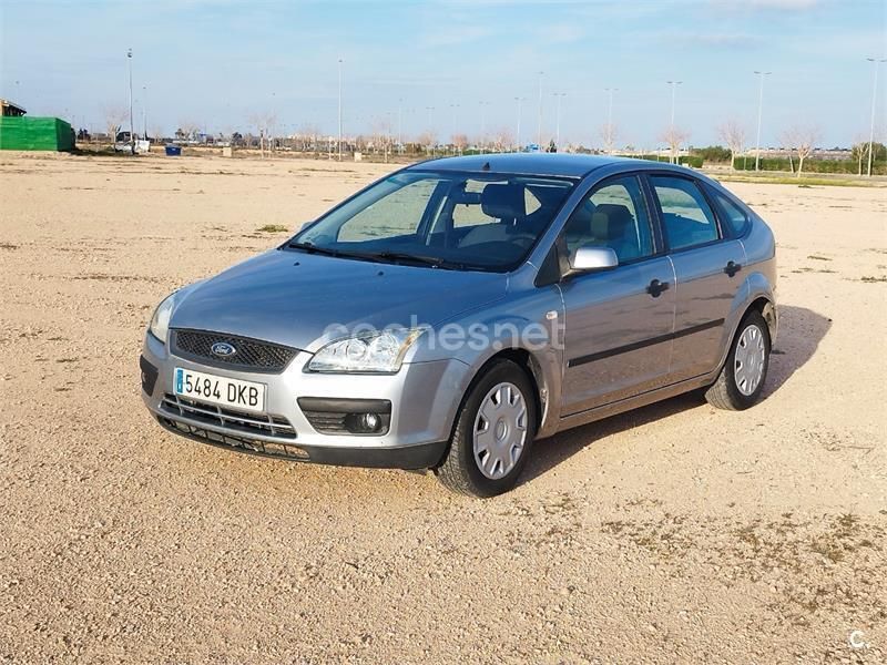 Gris / plata Usado 2005 Ford Focus Trend Berlina | 3900 € (Precio justo) - Imagen 1/4