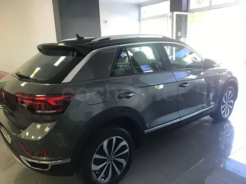 Usado VW T-Roc Life 110 CV (80 kW) 2023 Gris / plata SUV