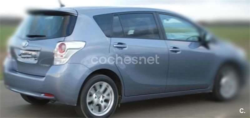 Usado Toyota Verso Live 126 CV (92 kW) 2010 Gris / plata Monovolumen