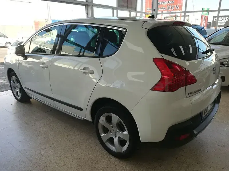 Usado Peugeot 3008 Style 115 CV (84 kW) 2013 Blanco Familiar