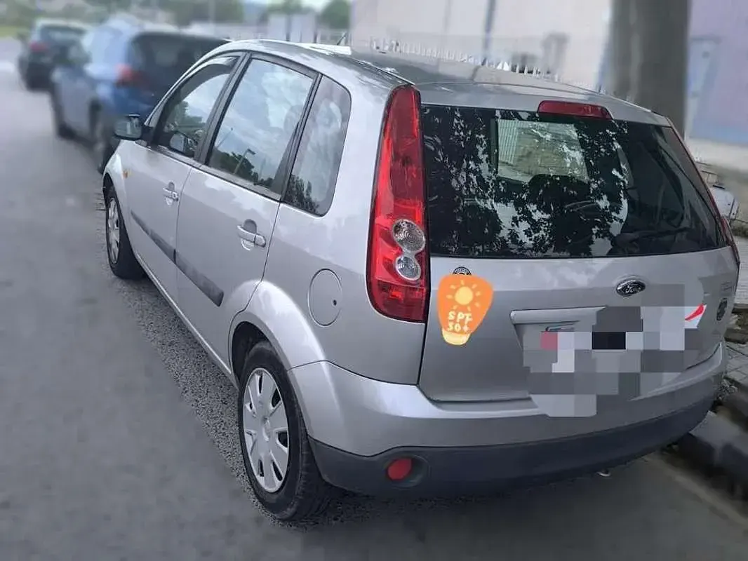 Usado Ford Fiesta Trend 69 CV (50 kW) 2007 Gris Utilitario