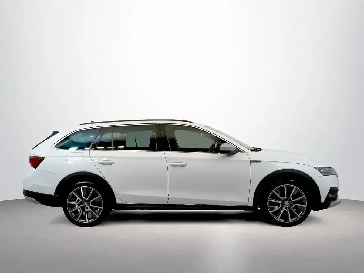 Usado Skoda Octavia 200 CV (147 kW) 2022 Blanco Familiar