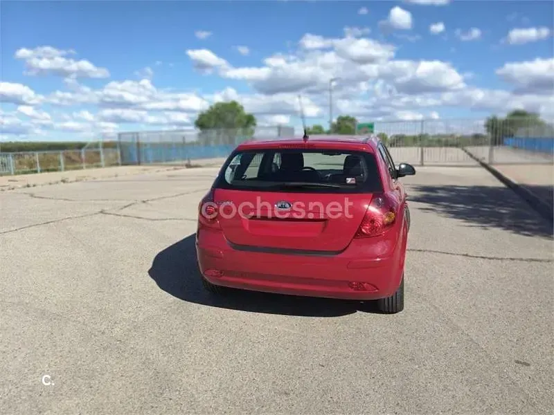 Usado Kia Ceed Active 122 CV (89 kW) 2008 Rojo Utilitario