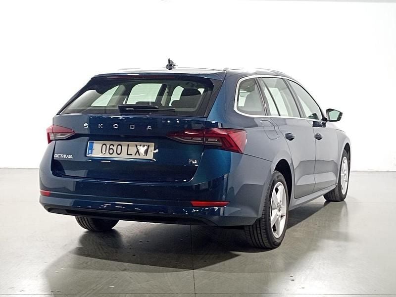 Usado Skoda Octavia Ambition 204 CV (150 kW) 2022 Azul Familiar