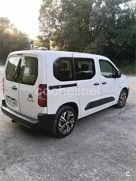 Usado Citroën Berlingo Feel 102 CV (75 kW) 2022 Blanco Monovolumen