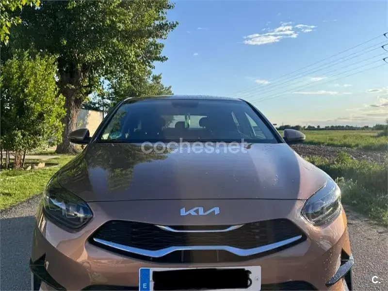 Usado Kia Ceed 120 CV (88 kW) 2023 Marrón Utilitario
