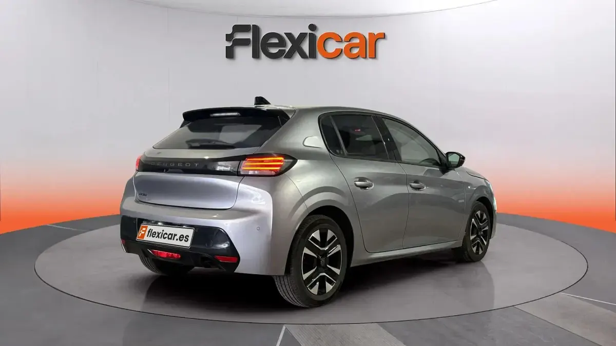Usado Peugeot 208 Allure 101 CV (74 kW) 2025 Gris Utilitario