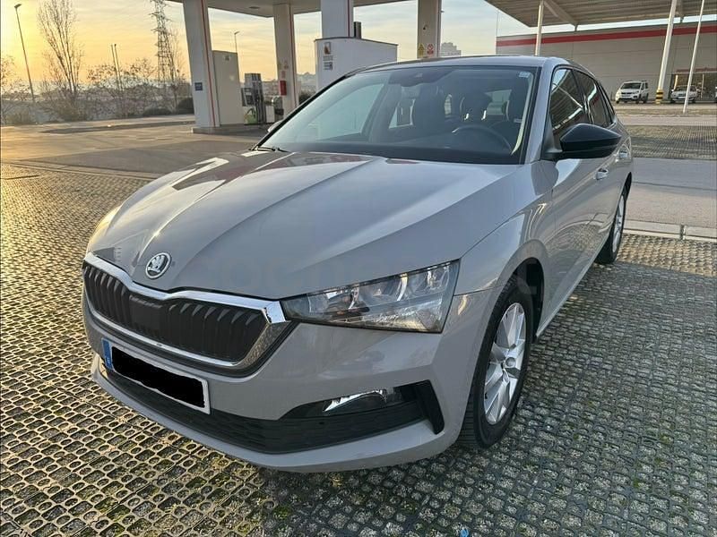 Usado Skoda Scala Ambition 115 CV (84 kW) 2019 Gris / plata Utilitario