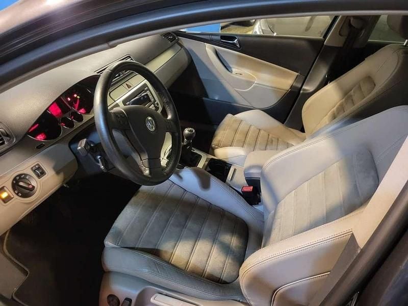 Usado VW Passat Highline 140 CV (102 kW) 2007 Marrón Berlina