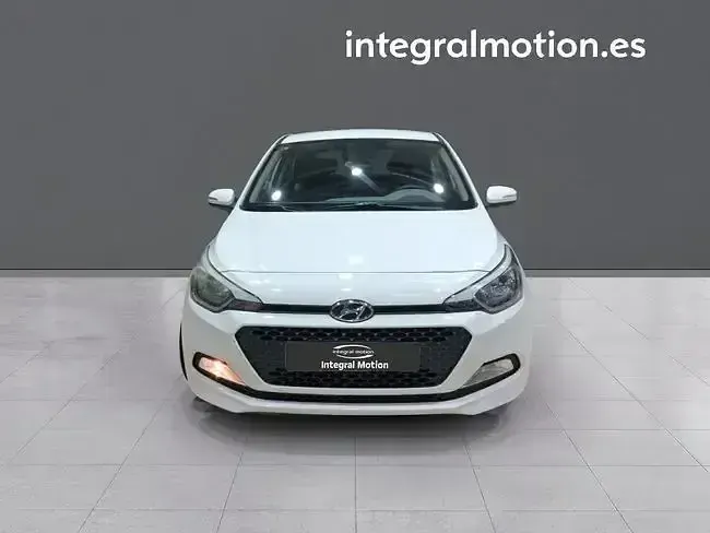 Usado Hyundai i20 Style 100 CV (73 kW) 2016 Blanco