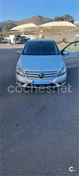 Usado Mercedes B180 109 CV (80 kW) 2013 Gris / plata Utilitario