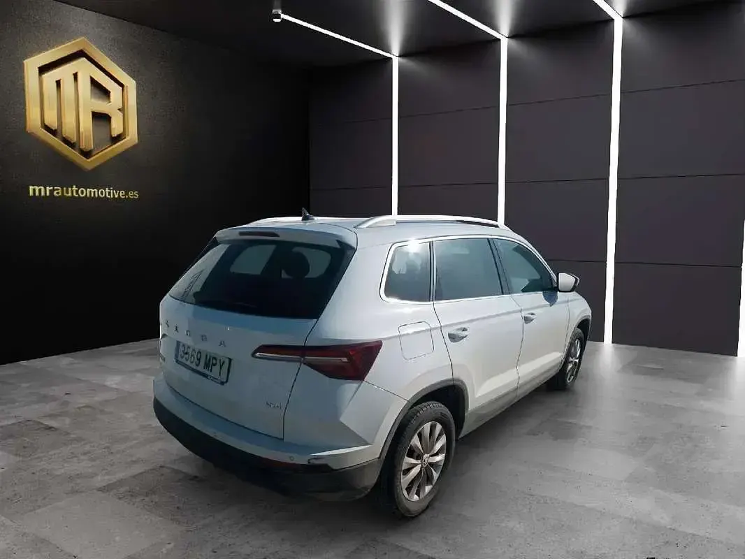 Usado Skoda Karoq Selection 150 CV (110 kW) 2024 Blanco SUV