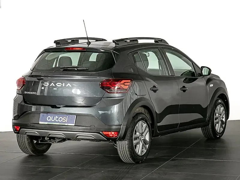 Usado Dacia Sandero Expression 101 CV (74 kW) 2023 Gris / plata Berlina