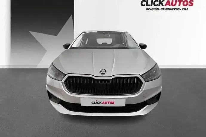 Usado Skoda Fabia Essence 80 CV (58 kW) 2025 Plata Utilitario
