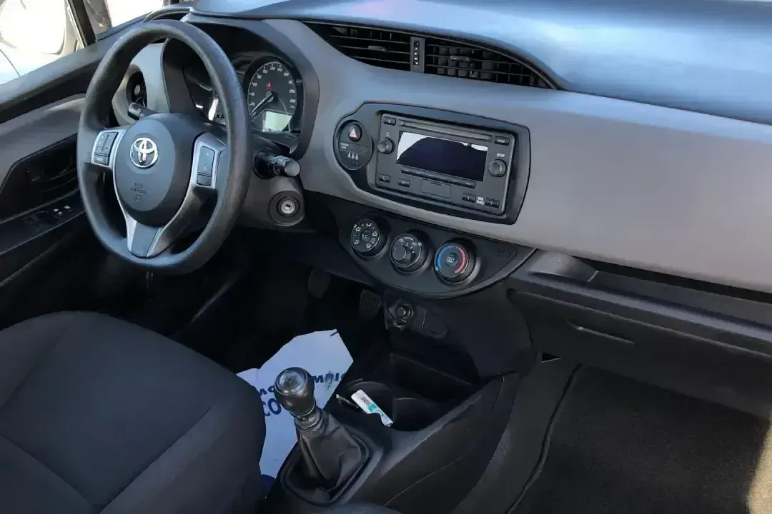 Usado Toyota Yaris Active 111 CV (81 kW) 2019 Gris Berlina