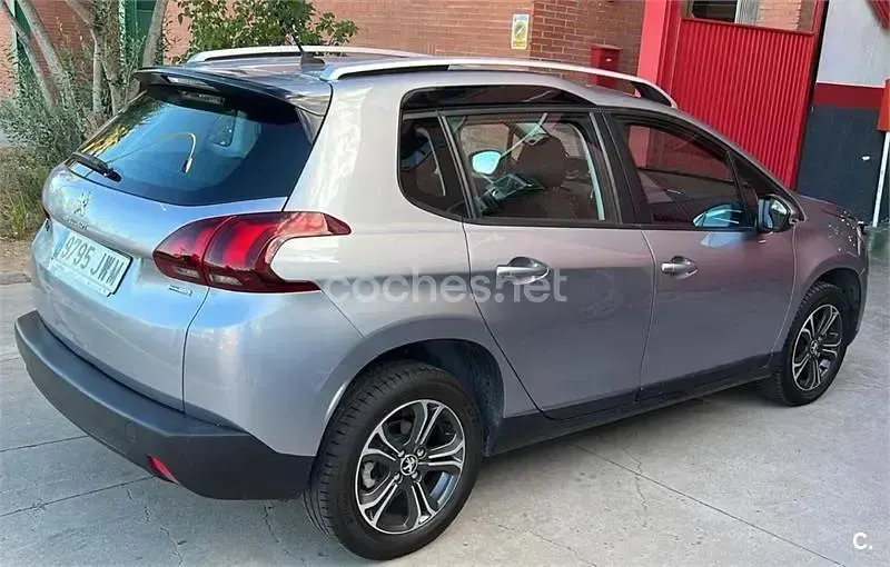 Usado Peugeot 2008 Active 110 CV (80 kW) 2017 Gris / plata SUV