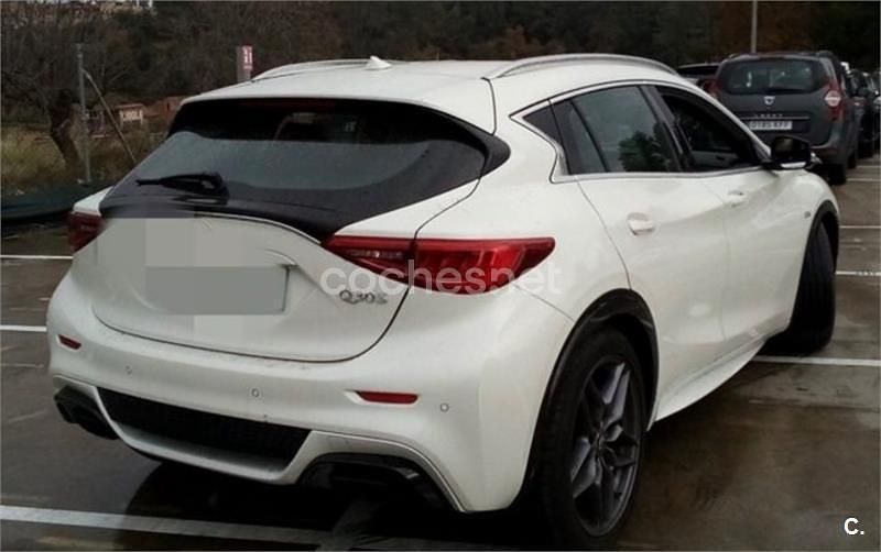 Usado Infiniti Q30 Sport Tech 170 CV (125 kW) 2016 Blanco Utilitario