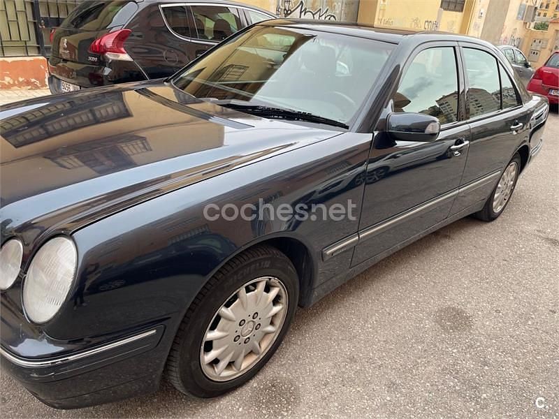 Usado Mercedes E240 Elegance 170 CV (125 kW) 2000 Negro Berlina