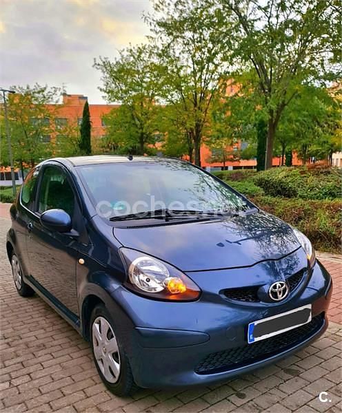 Usado Toyota Aygo Sport 68 CV (50 kW) 2005 Gris / plata Utilitario