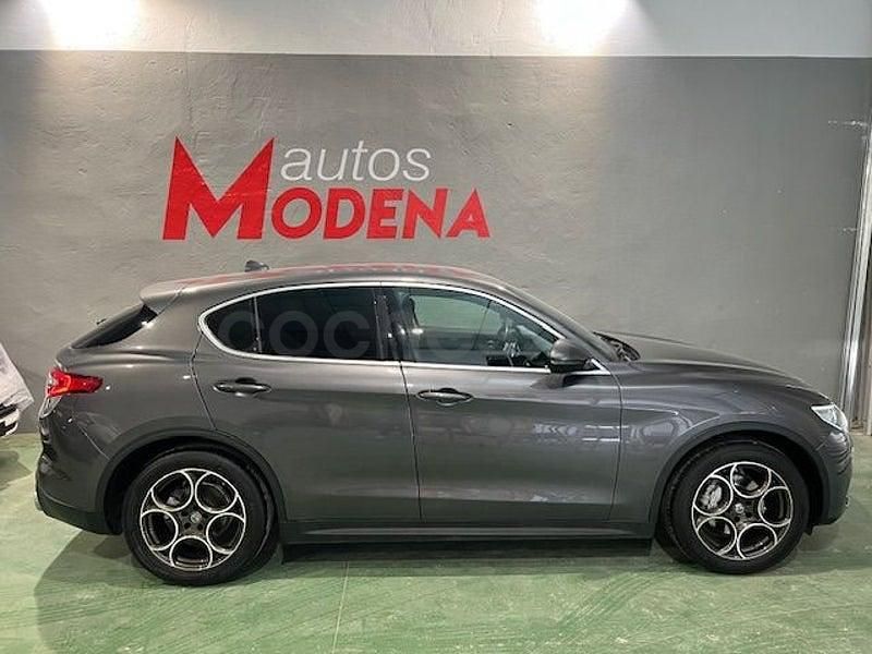 Usado Alfa Romeo Stelvio Executive 190 CV (139 kW) 2019 Gris SUV