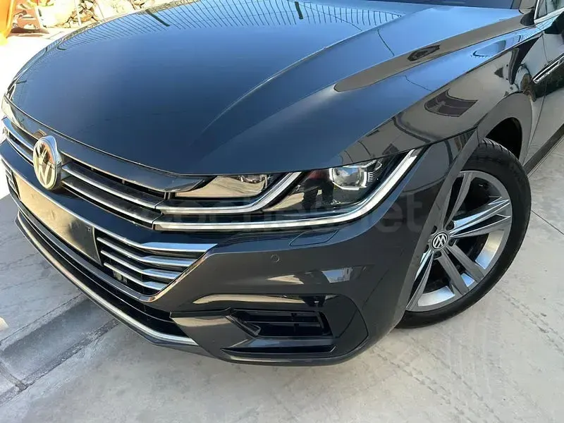 Usado VW Arteon R-line 150 CV (110 kW) 2018 Gris / plata Utilitario