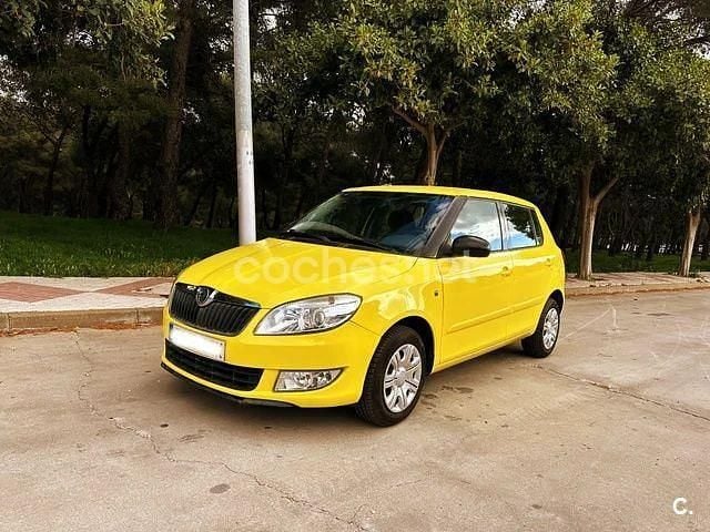 Usado Skoda Fabia Style 85 HP (62 kW) 2010 Amarelo Sedan