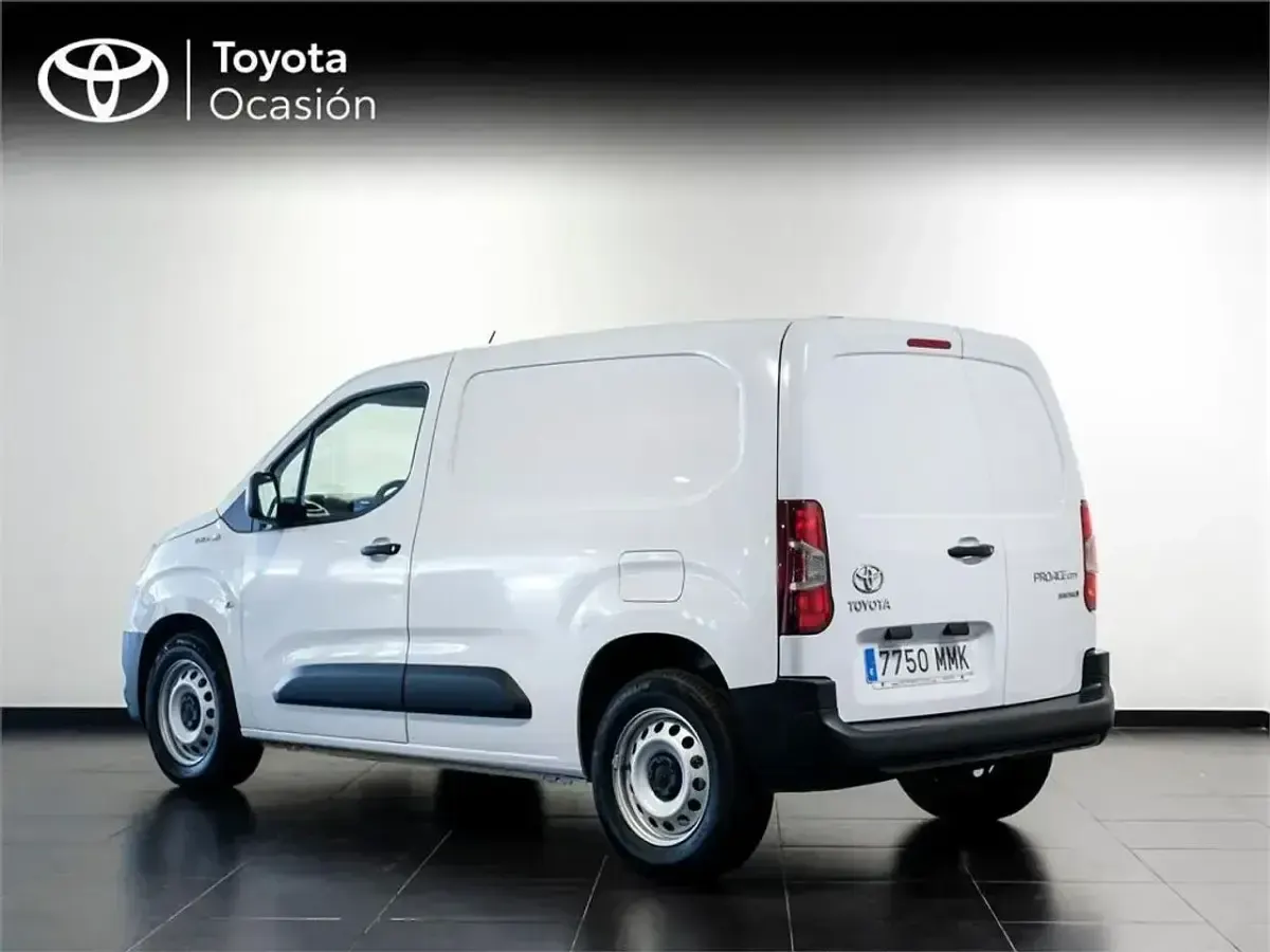 Käytetty Toyota Proace 100 kW (136 HP) 2023 Valkoinen Tila-auto