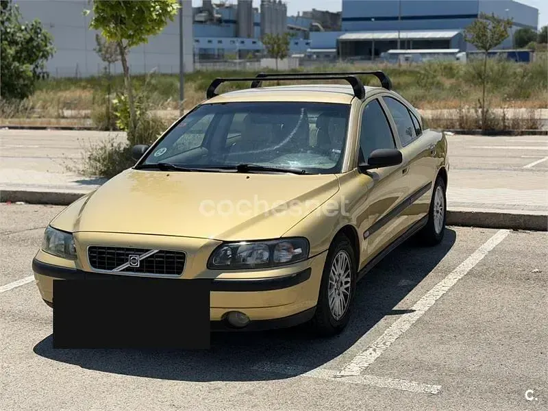 Usado Volvo S60 163 CV (119 kW) 2003 Amarillo Berlina
