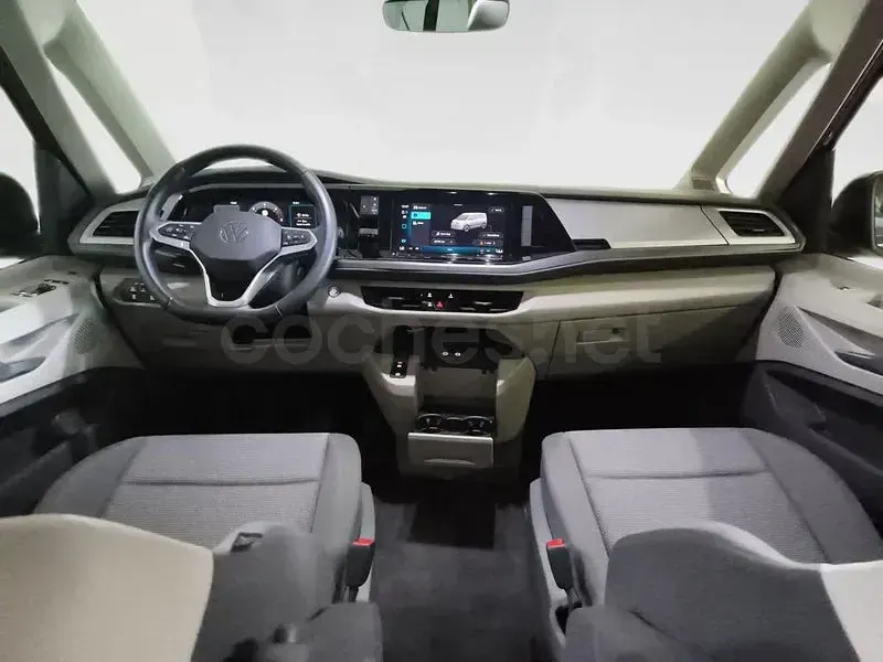 Usado VW Multivan 150 CV (110 kW) 2024 Rojo Monovolumen