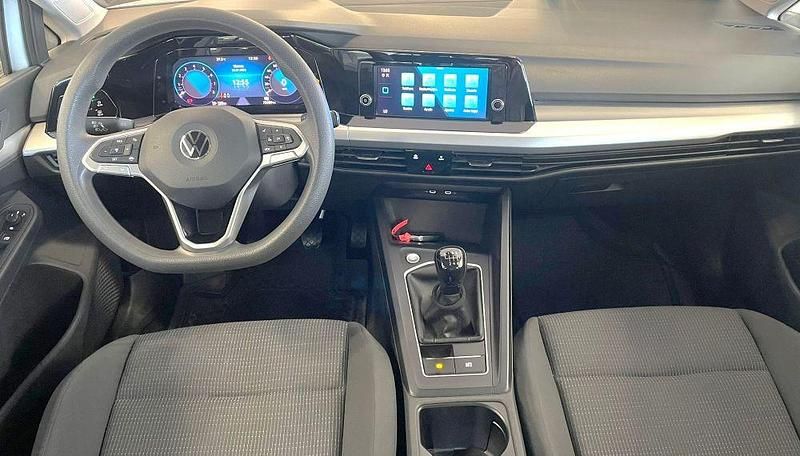 Usado VW Golf VIII Trendline 110 CV (80 kW) 2022 Blanco puro Utilitario