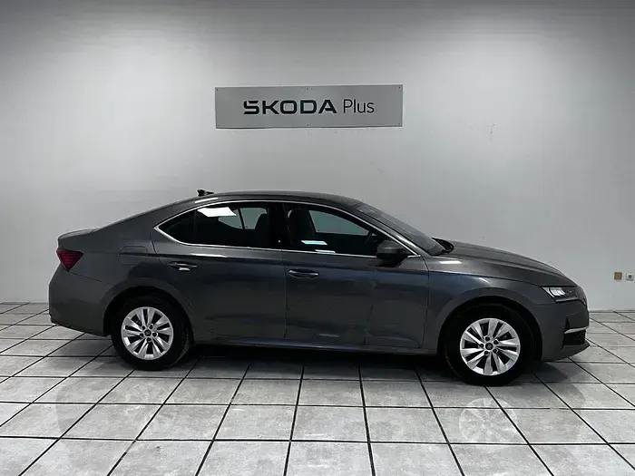 Usado Skoda Octavia Selection 150 CV (110 kW) 2025 Gris / plata Berlina