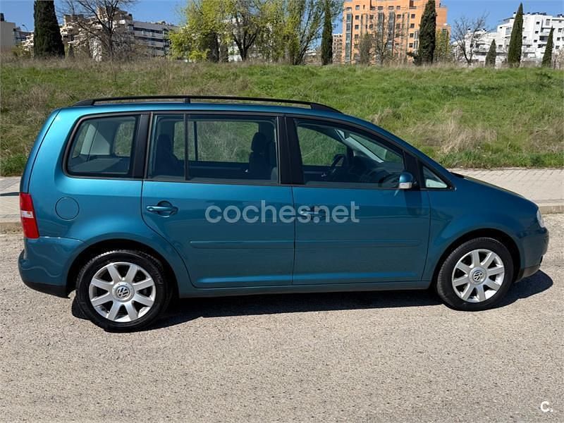 Usado VW Touran Highline 115 CV (84 kW) 2005 Azul Monovolumen