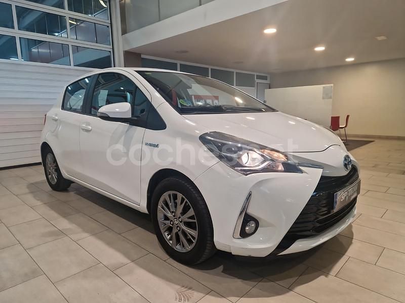 Usado Toyota Yaris Hybrid Active 100 CV (73 kW) 2020 Blanco Berlina