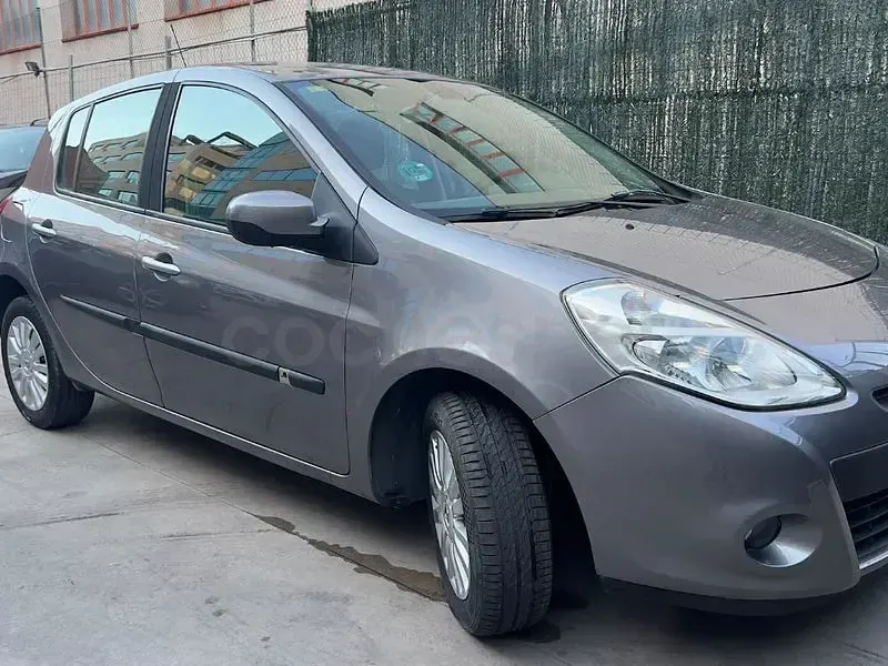 Usado Renault Clio II 75 CV (55 kW) 2011 Gris / plata Berlina