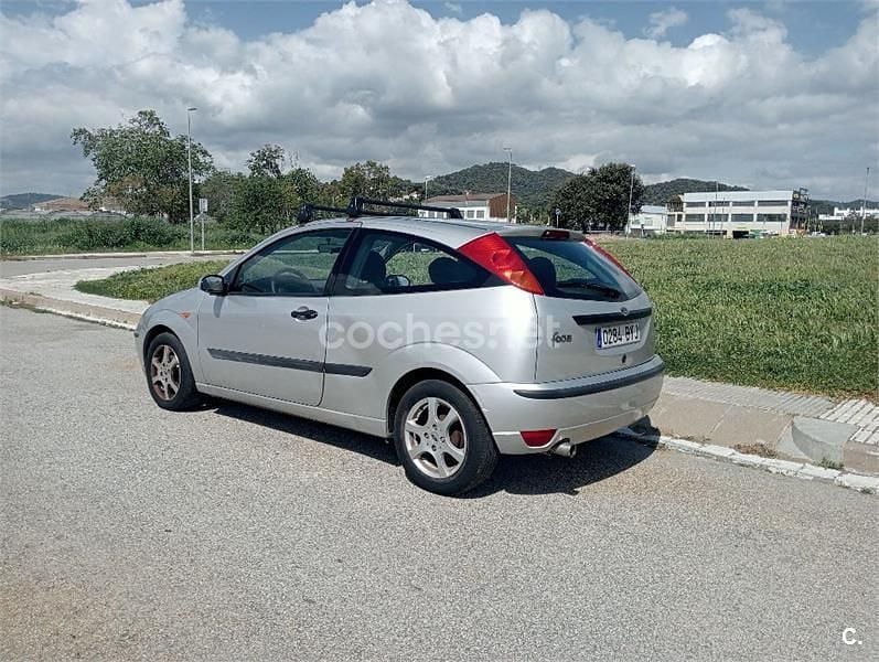 Usado Ford Focus Trend 100 CV (73 kW) 2002 Gris / plata Berlina