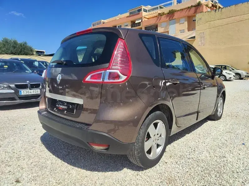 Usado Renault Scénic Bose Edition 130 CV (95 kW) 2011 Marrón Monovolumen